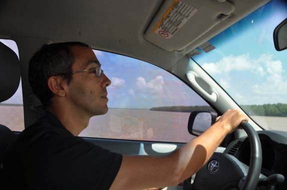 Atravessando rio no Suriname em direção à fronteira com a Guiana